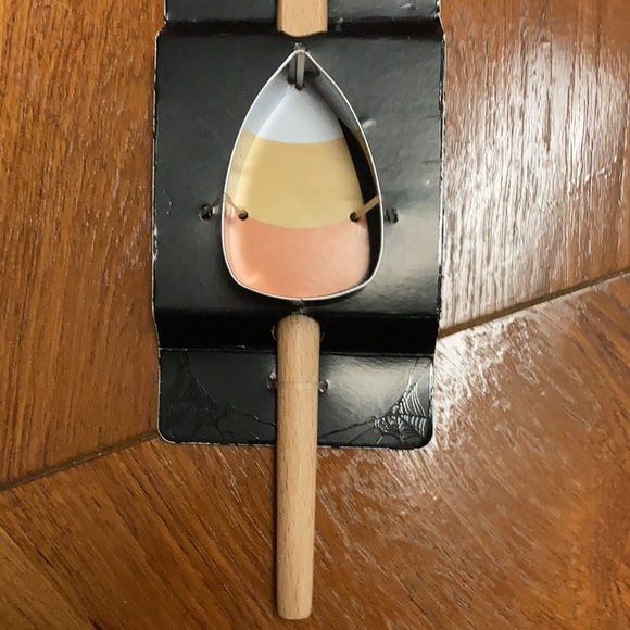 Witch’s Kitchen spatula and cookie cutter - Picture 3 of 3